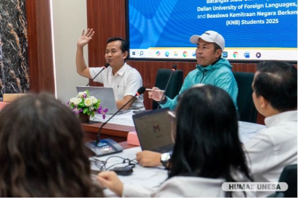 Penyambutan mahasiswa internasinal tersebut dipimpin langsung Wakil Rektor Iv, Dwi Cahyo Kartiko bersama Direktur Urusan Internasional Asrori, dan jajarannya.