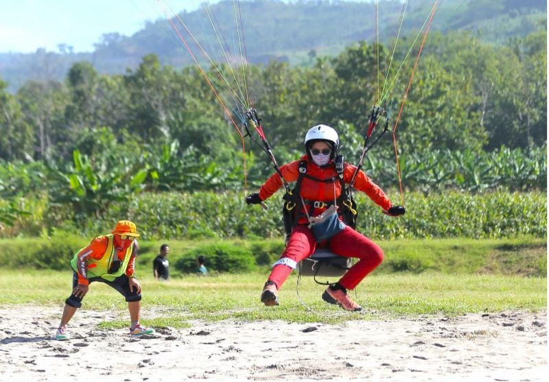 Farahdina Camelia mendarat dengan apik, yang dinilai langsung para tim juri di landing area.