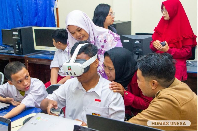 Siswa SLB Negeri Gedangan menggunakan EMO-VR, inovasi yang dirancang tim PUID Unesa. EMO-VR merupakan teknologi yang membantu siswa autis berinteraksi dalam simulasi lingkungan virtual untuk meningkatkan keterampilan regulasi diri, seperti mengelola emosi dan beradaptasi dalam proses pembelajaran. (foto: Humas Unesa)