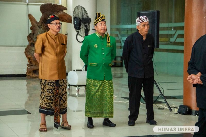 Peringatan ini meneguhkan semangat bersama apapun latar bekalang dan perbedannya untuk sama-sama mewujudkan pendidikan yang berkualitas untuk semua.