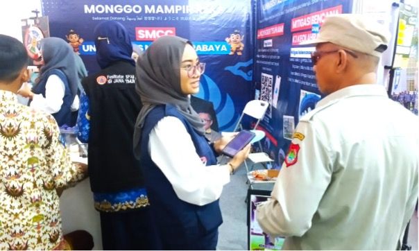 Booth Unesa dipadati pengunjung, yang banyak mempertanyakan seputar inovasi dan produk yang dipamerkan.