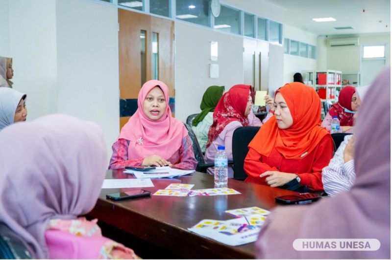 Diharapkan dengan kegiatan ini, para srikandi dan lansia UNESA memiliki �senjata� berupa pemahaman yang mumpuni dalam mengarungi dunia maya.