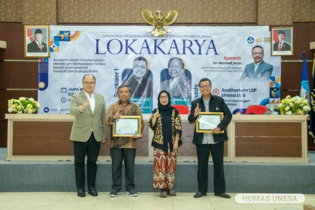 Direktur TPTP Unesa bersama narasumber dan moderator Lokakarya Pembelajaran Mendalam dan Berdampak.