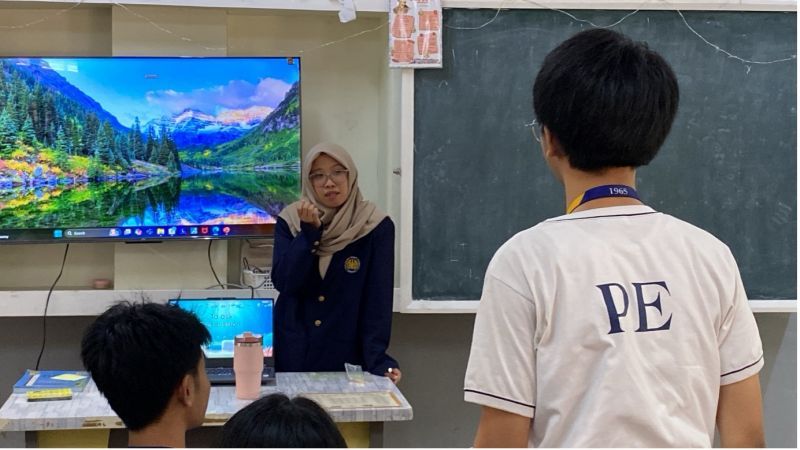 Gita Ayu Permatasari ketika menjadi guru di Basic Education School, University of Saint Louis.