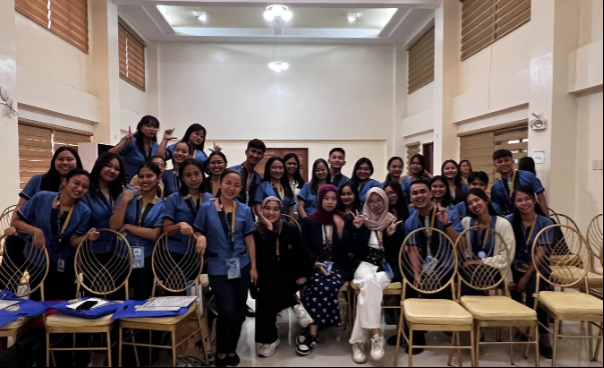 Dalam program SEA Teacher di Basic Education School, University of Saint Louis, Filipina, Gita Ayu Permatasari (jilbab-kanan) tidak sendiri, tetapi dengan dua mahasiswa Unesa lainnya yaitu Marisca Wahyu Anita (jilbab-kiri) dan Lutfi Aluna Sagita (jilbab-tengah).