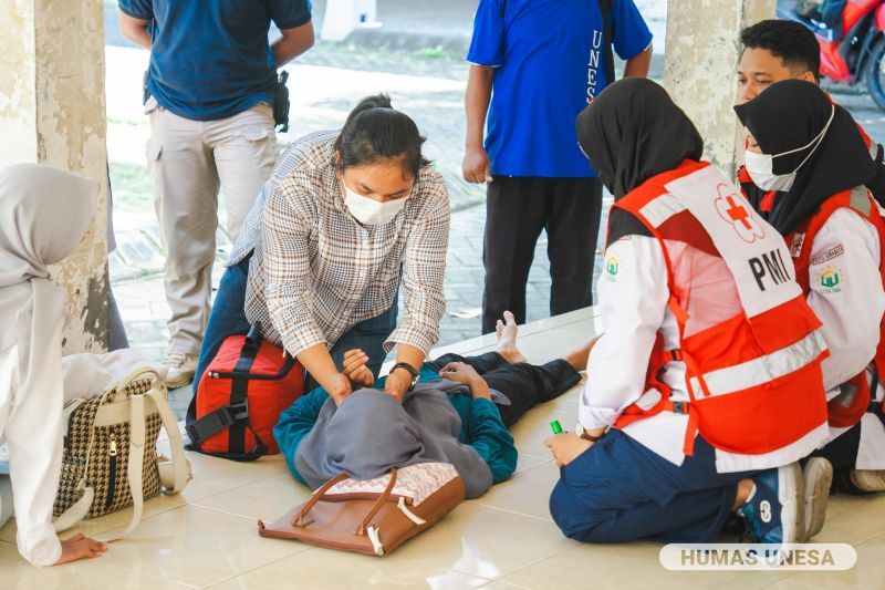 Tim medis dan SMCC Unesa memberikan pertolongan pertama dan mengecek kondisi peserta yang mengalami kecelakaan