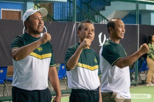 Wakil Rektor II UNESA, Madlazim (tengah); Dekan FIKK, Dwi Cahyo Kartiko (kiri); dan Wakil Dekan II FIKK, Irmantara Subagio (kanan).