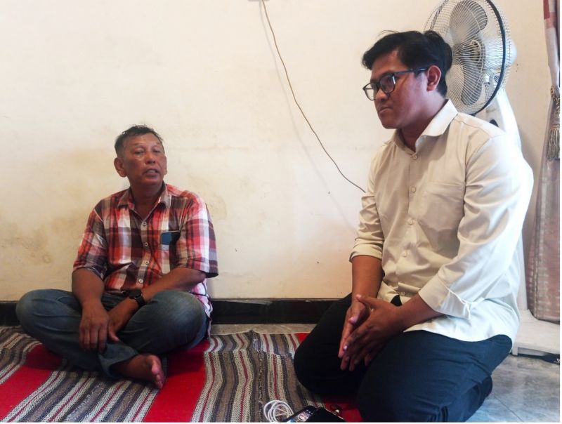 Wiryo Nuryono dan tim SMCC melayat ke rumah duka dan menguatkan keluarga yang ditinggalkan. Tim Unesa disambut bapak (kiri) dari almarhum, dan keluarga. 