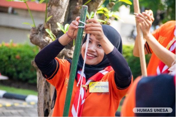 Peserta pembekalan praktek tali temali yang dibimbing langsung tim pramuka Unesa.