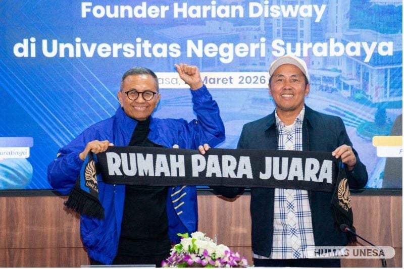 Wakil Rektor IV Unesa Dwi Cahyo Kartiko (kanan) dan Pendiri Harian Disway, Dahlan Iskan (kiri) memastikan kerja sama ini selain untuk penguatan kapasitas civitas, juga untuk membawa dampak bagi masyarakat.