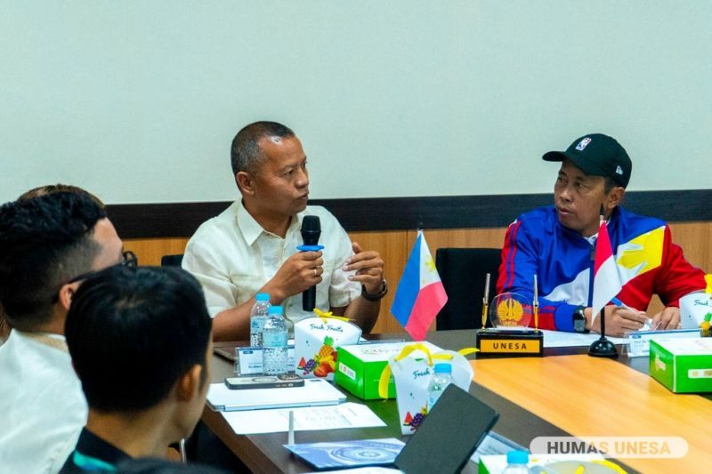 Wakil Rektor IV Unesa dan tim mendiskusikan peluang dan rencana kerja sama internasional yang akan dilakukan dalam waktu dekat bersama delegasi SLSU.