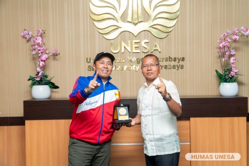 Wakil Rektor IV Unesa, Dwi Cahyo Kartiko (kiri), dan Direktur Kampus SLSU San Juan, Gary Garcia (kanan).