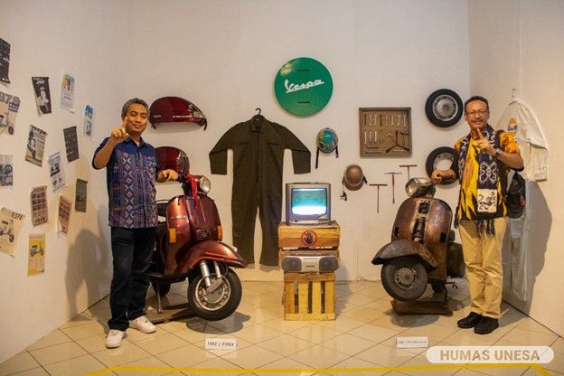 Wakil Rektor IV dan dekan FBS berpose di salah satu booth pameran yang menampilkan sejumlah barang vintage.