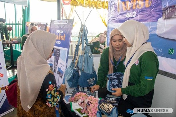 Direktur TPTP UNESA, Fida Rachmadiarti memastikan kesiapan dan melihat langsung proses pembuatan dan hasil produk masing-masing booth mahasiswa.