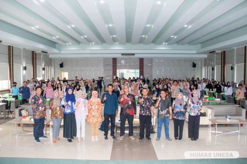 Dosen dan mahasiswa selingkung FEB menghadiri kegiatan ini. Selain wawasan, mahasiswa juga mendapatkan bekal penting dalam penyusunan tugas akhir atau skripsi dari para narasumber.