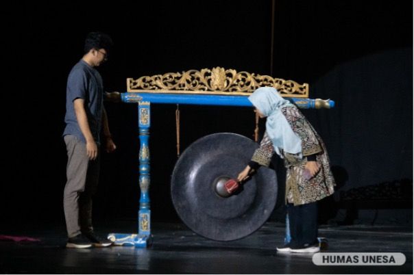 Pembukaan Dramaloka ‘Asmara Pinggiran’ yang dihadiri pimpinan, dosen, dan mahasiswa selingkung FBS.