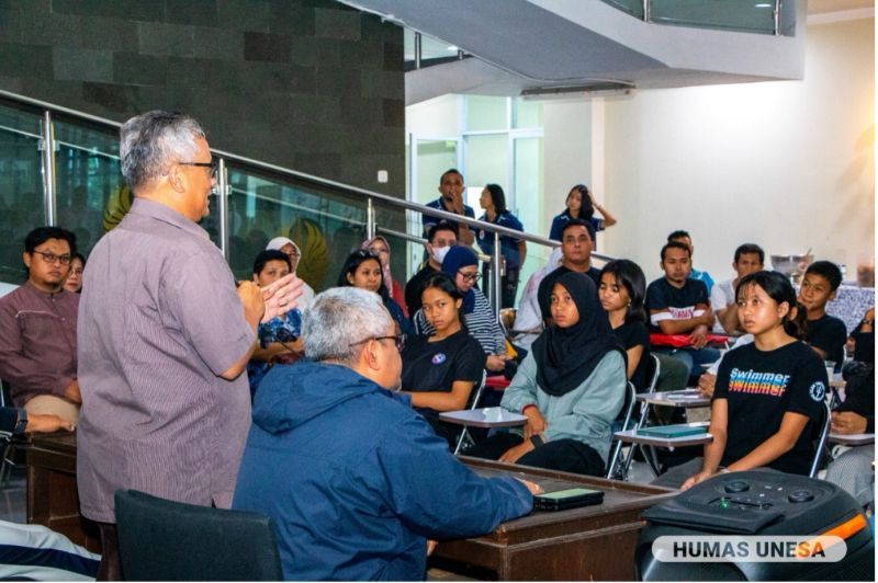 Wakil Rektor II UNESA memotivasi dan menyampaikan pesan penting agar para atlet tetap serius, tetap semangat, dan fokus latihan. Dia juga mengajak para atlet untuk memasang target pada kompetisi mendatang.