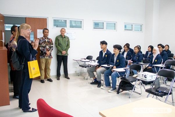Dubes Jerman Ina Lepel meninjau langsung kegiatan perkuliahan dan berdiskusi dengan mahasiswa Prodi S-1 Pendidikan Bahasa dan Sastra Jerman, dan S-1 Sastra Jerman.