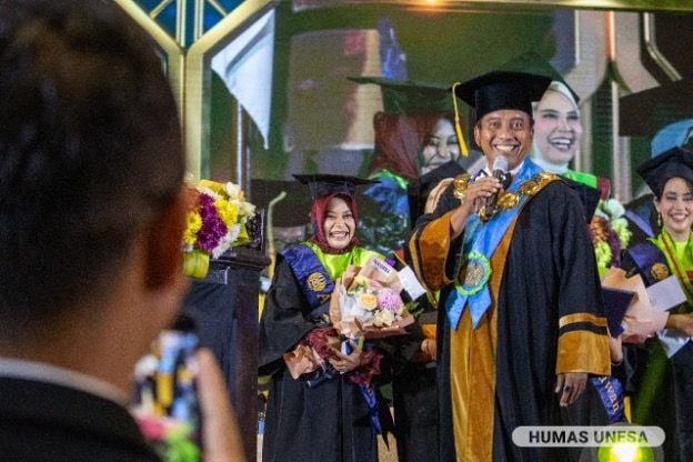 Rektor UNESA memberikan penghargaan kepada Kartika Rinakit Adhe sebagai lulusan terbaik UNESA.