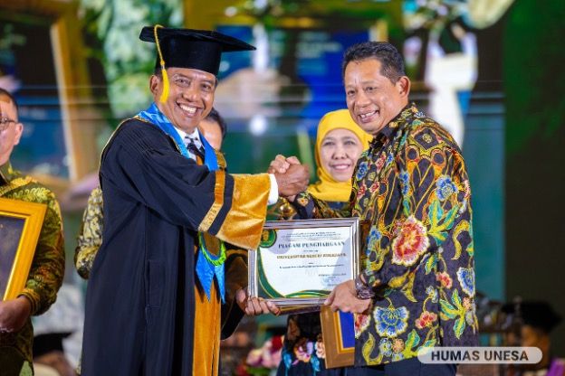 Deputi OIKN Alimuddin menerima penghargaaan di UNESA. Ia mangapresiasi langkah besar UNESA membuka kampus di IKN.