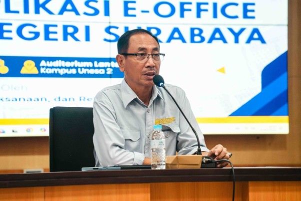 Direktur Hukum, Ketatalaksanaan, dan Reformasi Birokrasi Unesa, Sulaksono menekankan pentingnya pengembangan e-Office untuk efisiensi dan efektivitas persuratan di Unesa.
