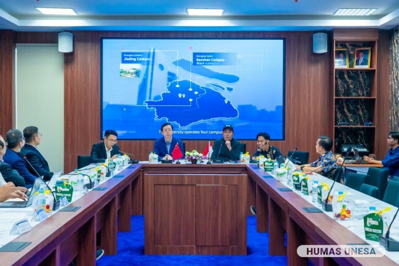 Pertemuan ini dihadiri pimpinan, bidang kerja sama, dan dekan selingkung Unesa serta jajaran delegasi Shanghai University.