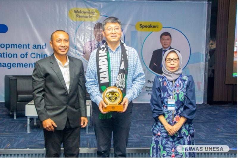 Direktur TPTP, Fida Rahmardiarti (kanan); Dekan FIKK, Irmantara Subagio (kiri); bersama Profesor Liu Bing, Shanghai University (tengah).
