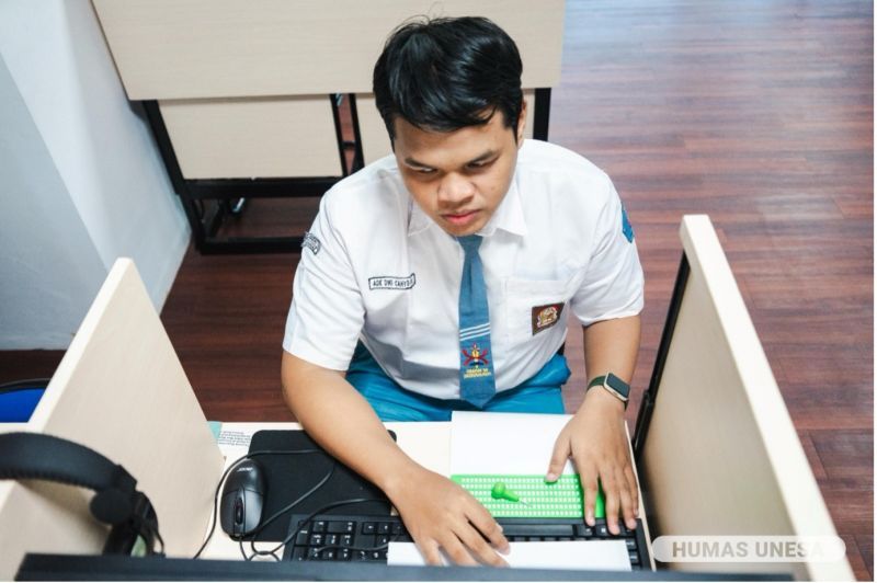 Ade Dwi Cahyo Putra juga hadir UTBK dengan membawa mimpi yaitu agar bisa kuliah dan meraih cita-citanya bekerja di lembaga internasional.