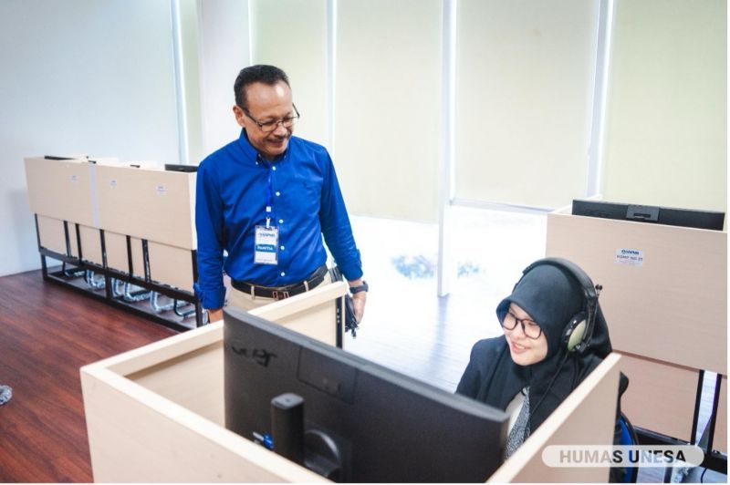 Mewakili Rektor Unesa, Nurhasan atau Cak Hasan, Wakil Rektor 1 Unesa, Martadi memastikan kelancaran semua aspek tes, dan berbincang-bincang hangat dengan peserta beberapa saat sebelum ujian dimulai.