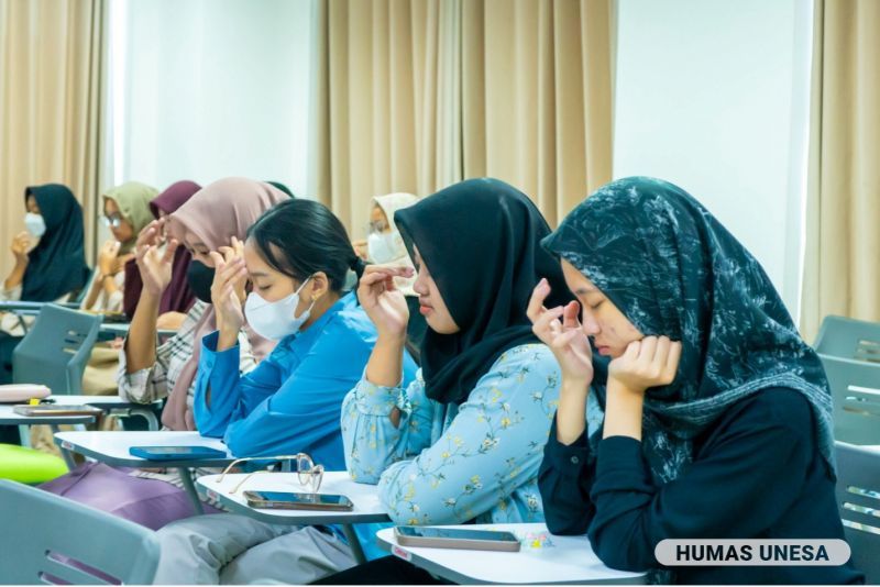 Mahasiswa mempraktekkan cara mengelola emosi dan rileks sebagai bagian dari cara meningkatkan kualitas kesehatan mental.