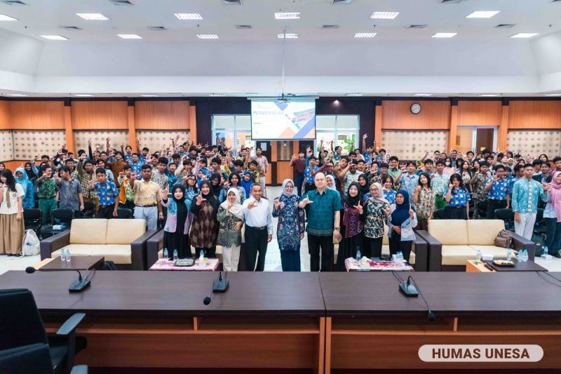 ajaran pimpinan dan guru SMA Labschool Unesa 1 mendampingi siswa baru dalam pembekalan penguatan karakter