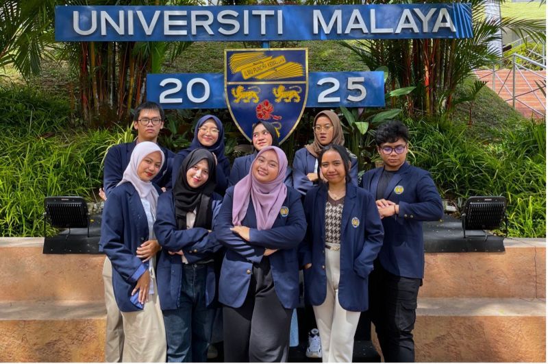 Menyala ala mahasiswa Unesa dengan belajar pengetahuan dan pengalaman baru, sekaligus mempromosikan budaya Indonesia kepada mahasiswa dan pelajar Negeri Jiran.