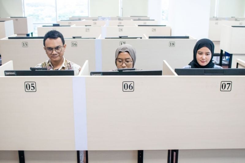 Tim Infrastruktur dan Teknologi Informatika, dan Pusat Data UNESA memastikan setiap unit komputer siap digunakan untuk tes UTBK.