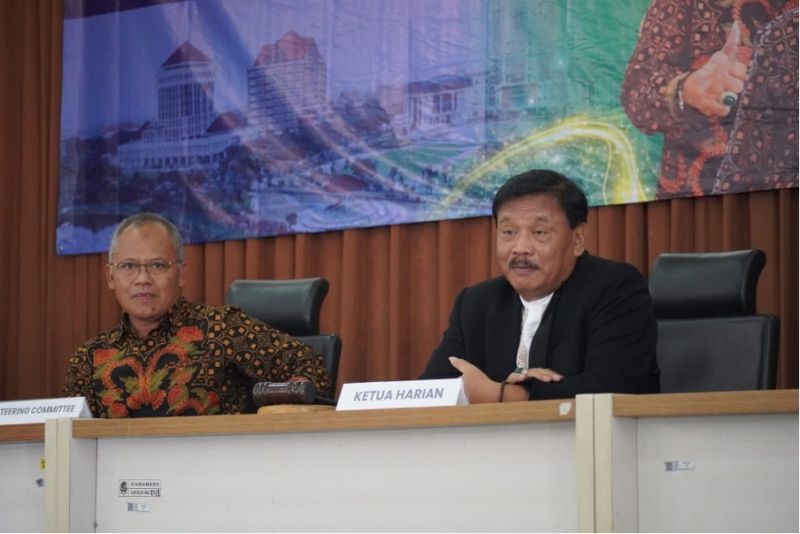 Ketua Harian IKA Unesa Marhaen Djumadi (kanan) bersama Ketua SC Raker Praptono saat memberikan arahan dalam kegiatan rapat kerja IKA Unesa.