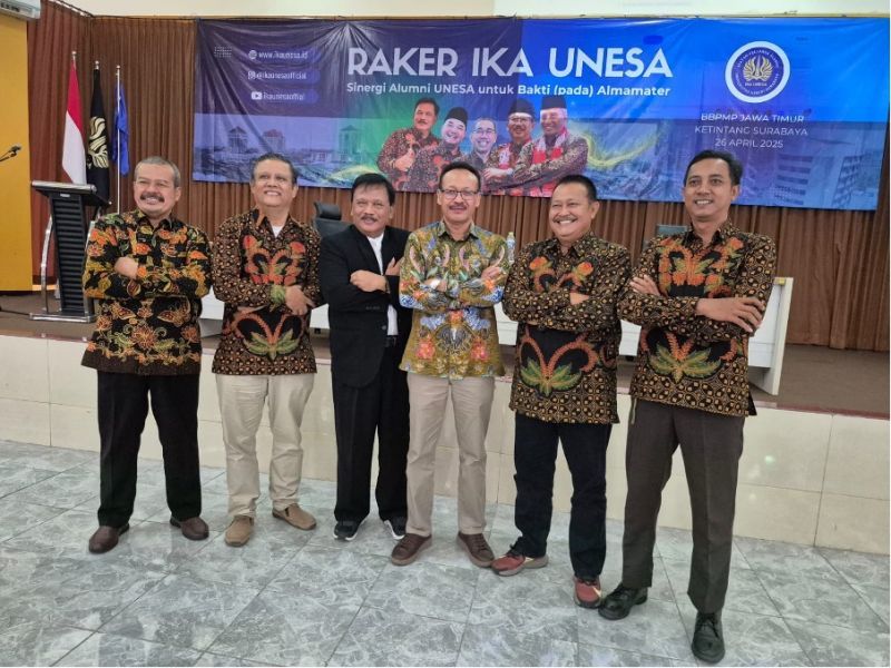 Wakil Rektor 1 Unesa, yang juga alumni bersama ketua harian, dewan pakar dan jajaran pengurus IKA Unesa.