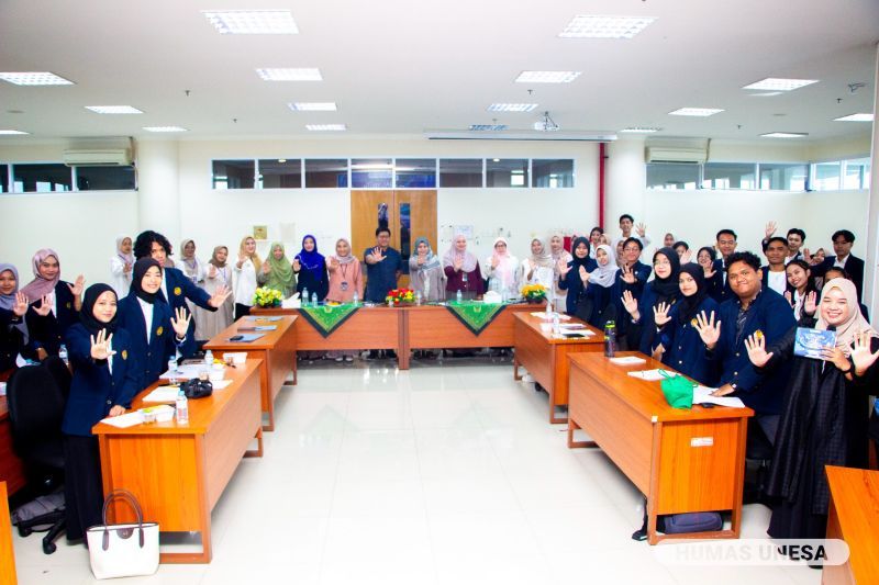 Kebersamaan Direktorat PPIS Unesa, tim BNN Pusat, BNNK Surabaya, dan peserta kompetisi dari berbagai perguruan tinggi.