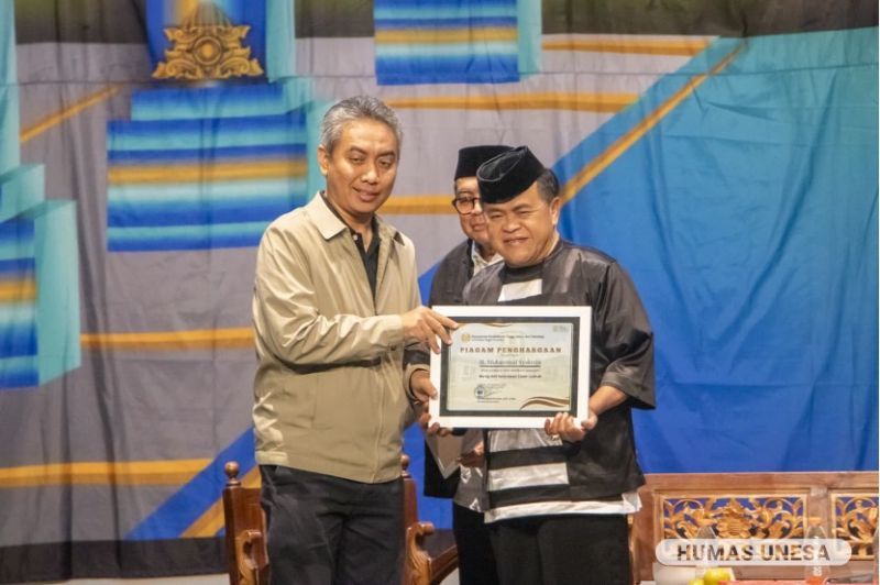 Dekan Fisipo, Syafiul Anam memberikan penghargaan kepada narasumber, Romo Sindhu.